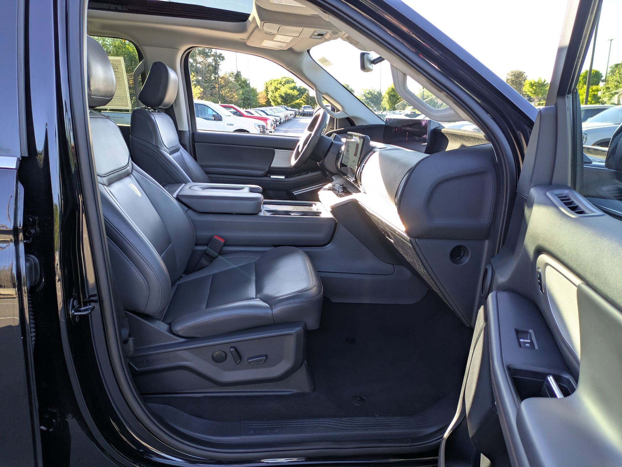 Certified 2025 Ford Expedition Active AWD/4WD image 37