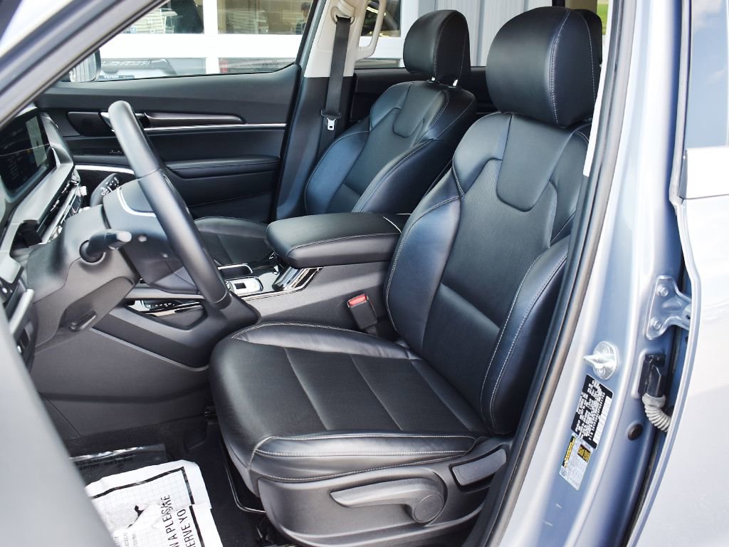 Used 2023 Kia Telluride LX AWD/4WD image 5