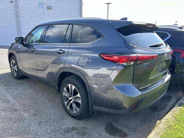 Used 2022 Toyota Highlander XLE AWD/4WD image 5