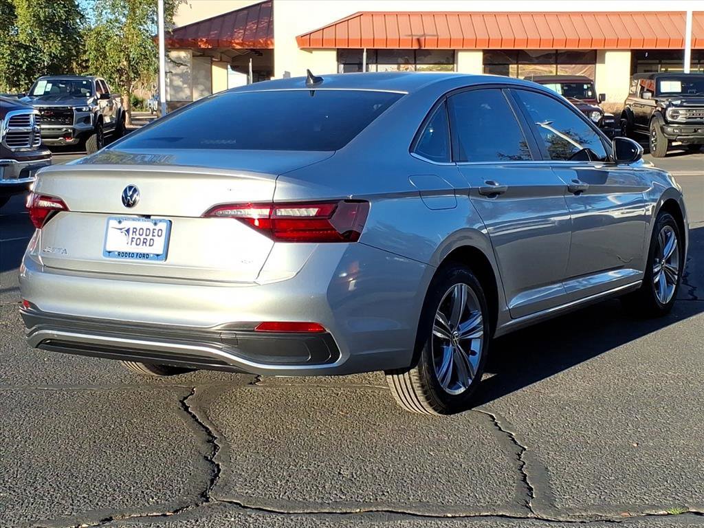 Used 2022 Volkswagen Jetta SE image 3