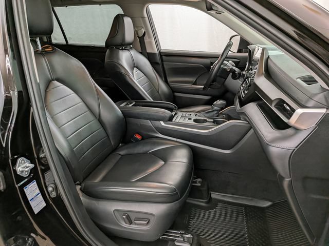 Used 2021 Toyota Highlander XLE AWD/4WD image 24