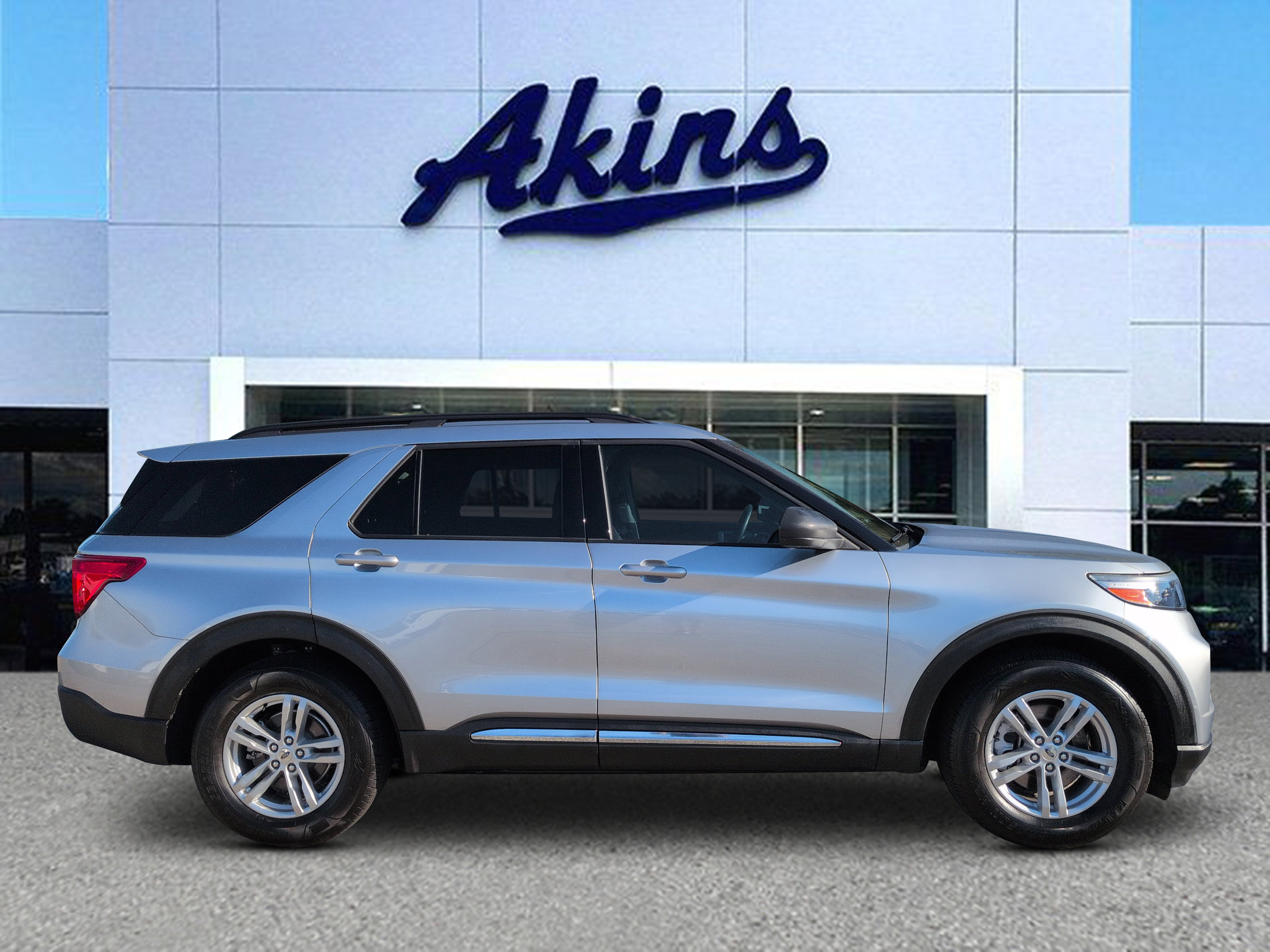 Certified 2022 Ford Explorer XLT w/ Equipment Group 202A RWD image 1