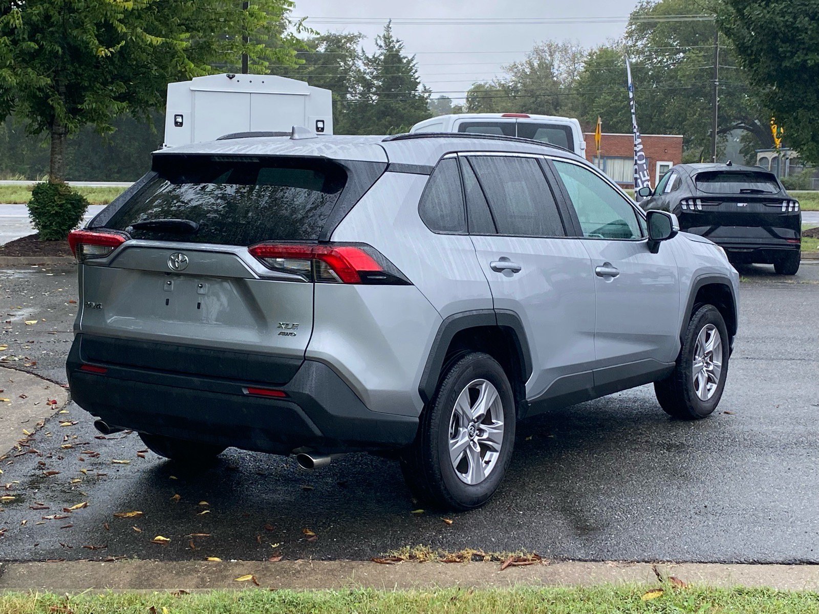 Used 2025 Toyota RAV4 XLE AWD/4WD image 4