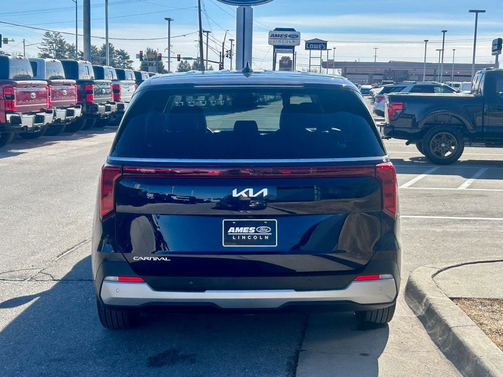 Used 2025 Kia Carnival image 2