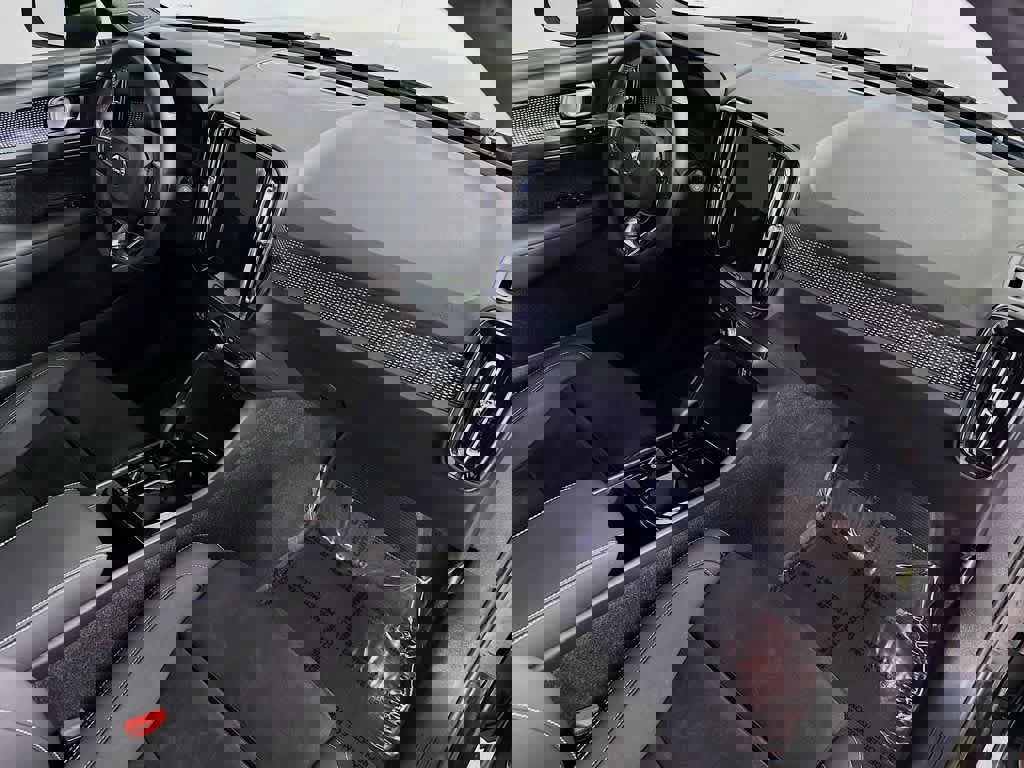 Used 2023 Volvo XC40 B5 Plus image 31