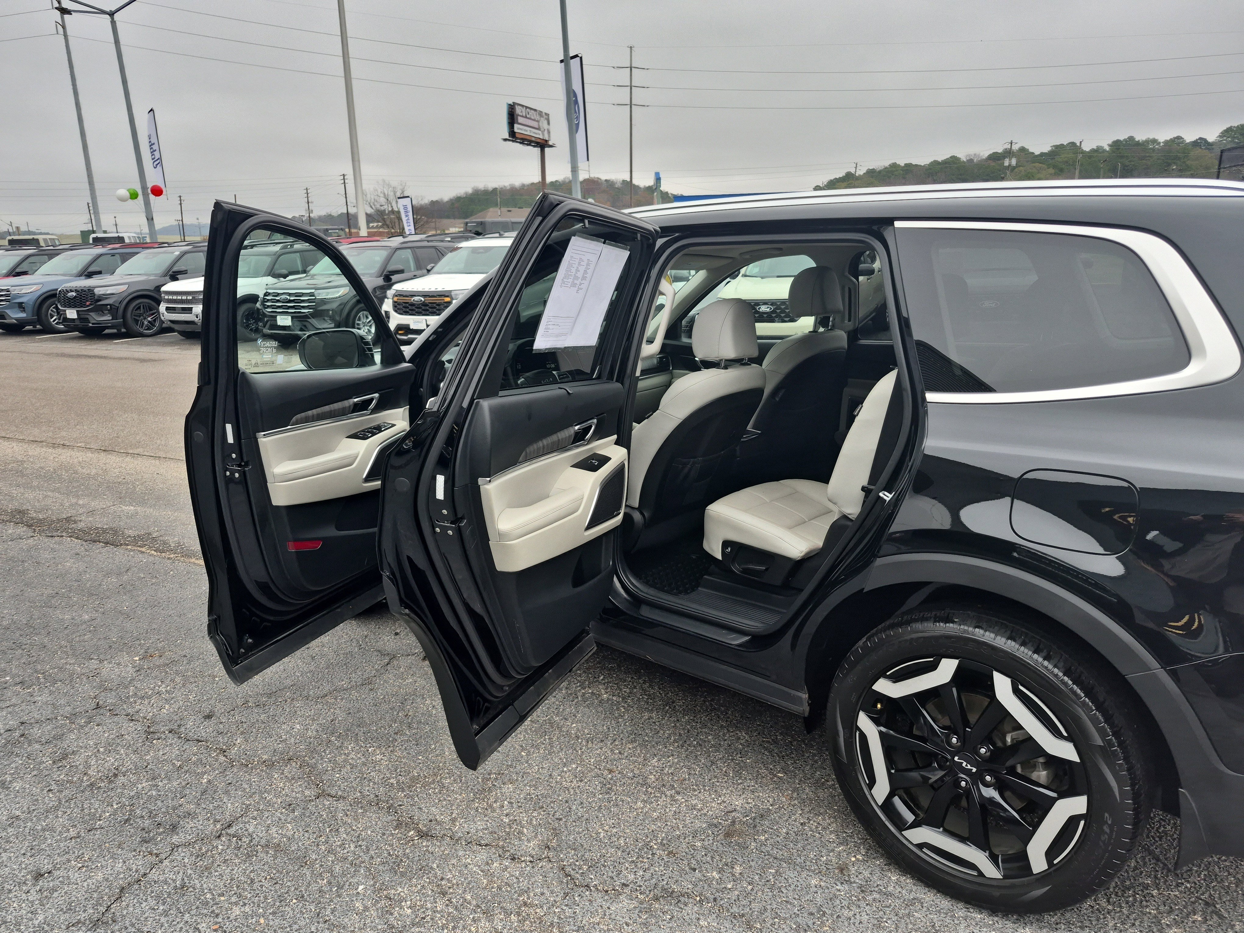 Used 2024 Kia Telluride EX w/ EX Captain's Chair Package image 14