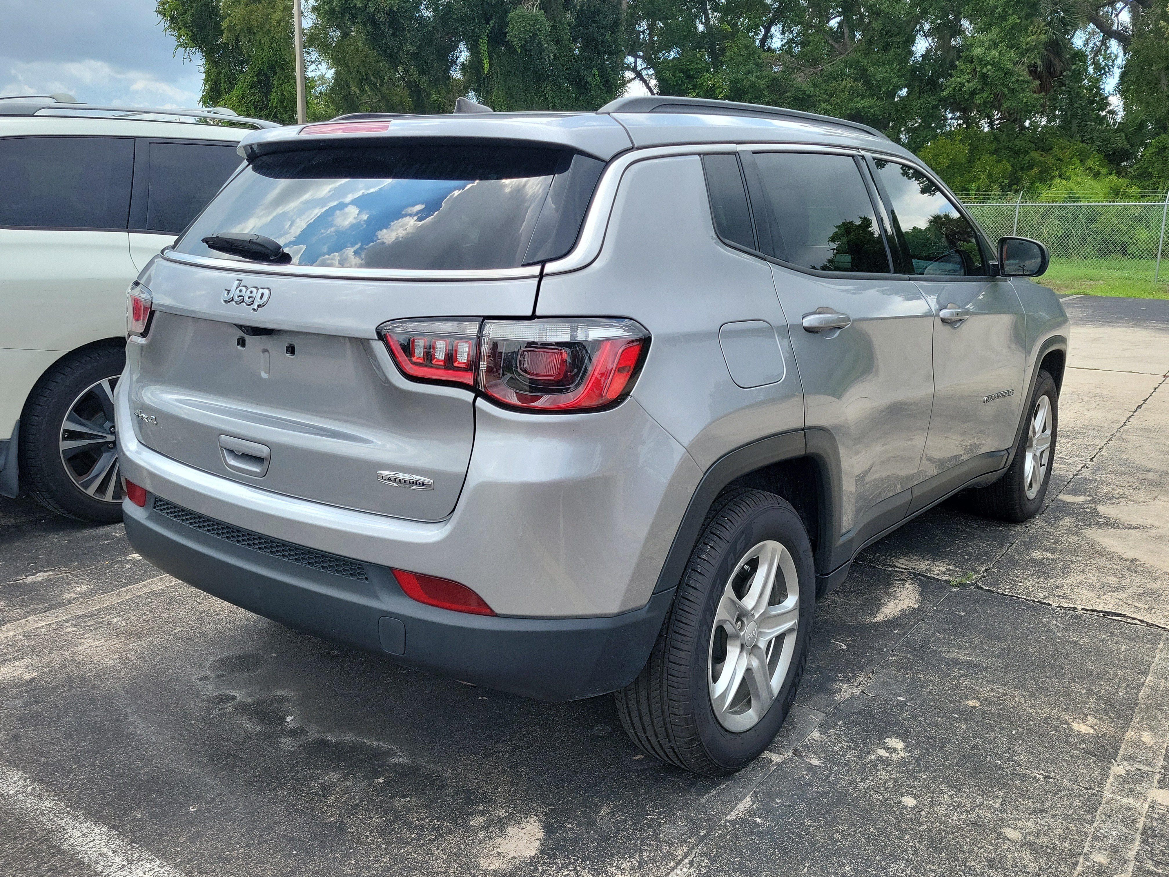 Used 2024 Jeep Compass Latitude AWD/4WD image 5