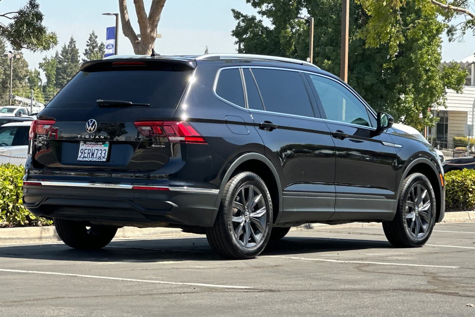 Used 2023 Volkswagen Tiguan SE AWD/4WD image 2