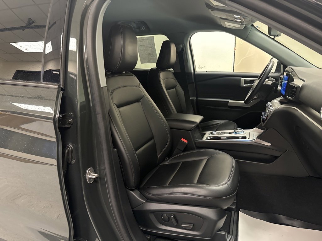 Certified 2022 Ford Explorer XLT w/ Equipment Group 202A image 30
