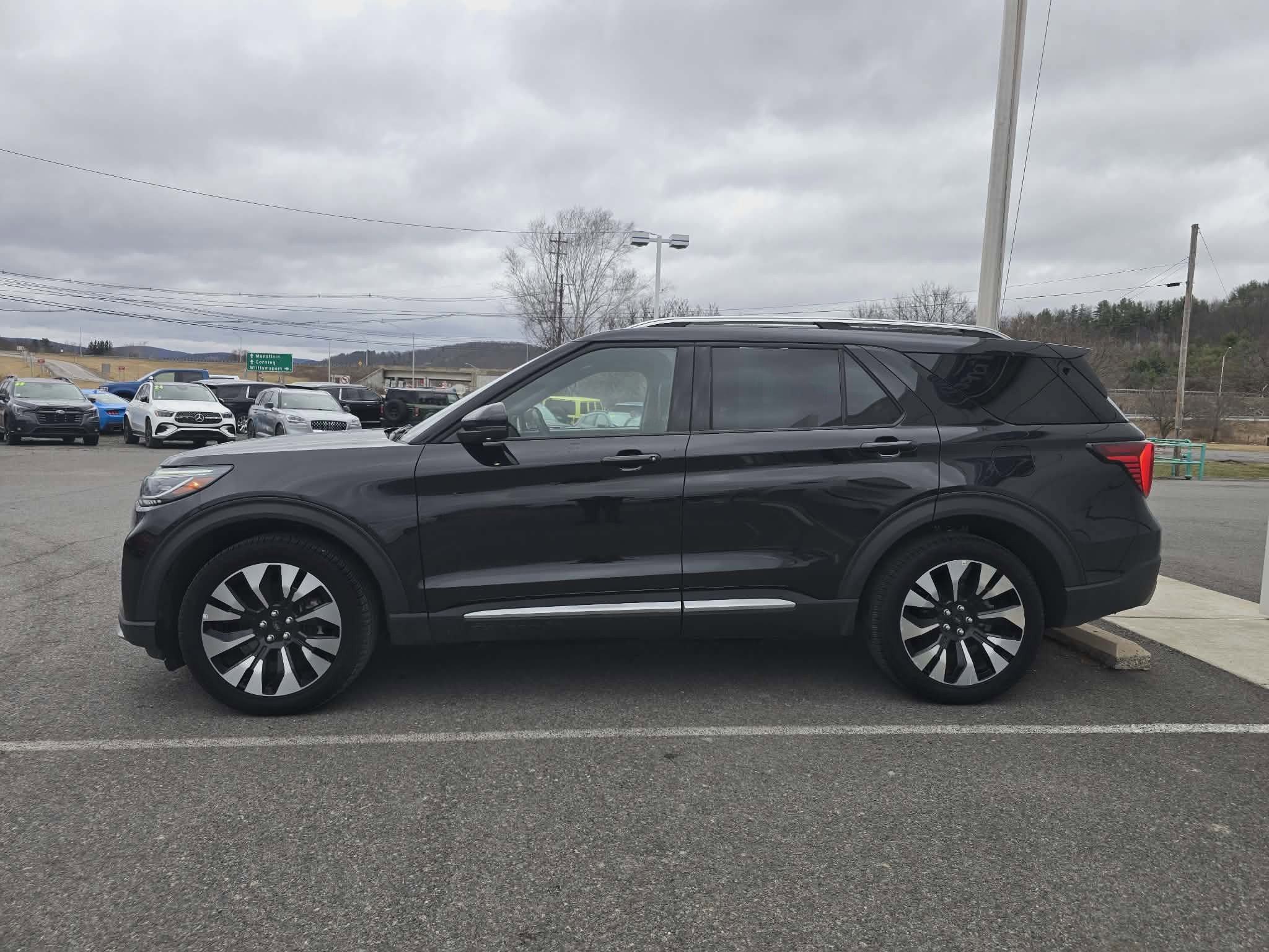 Certified 2025 Ford Explorer Platinum w/ LUX Leather Package image 6