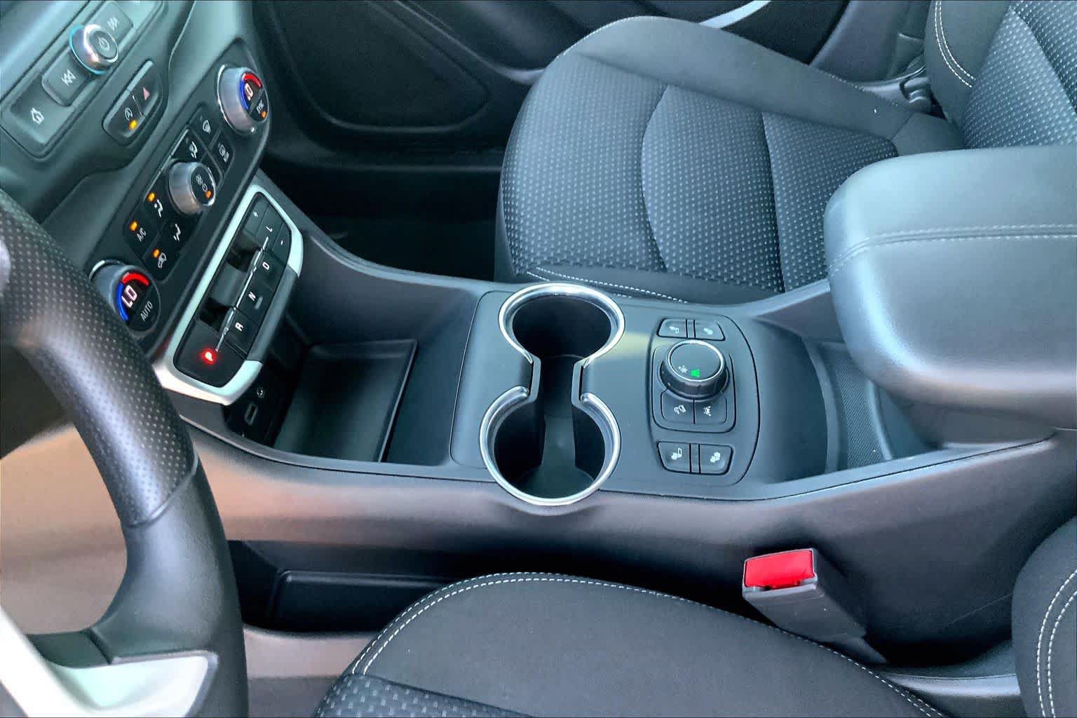 Used 2024 GMC Terrain SLE w/ Driver Convenience Package FWD image 17