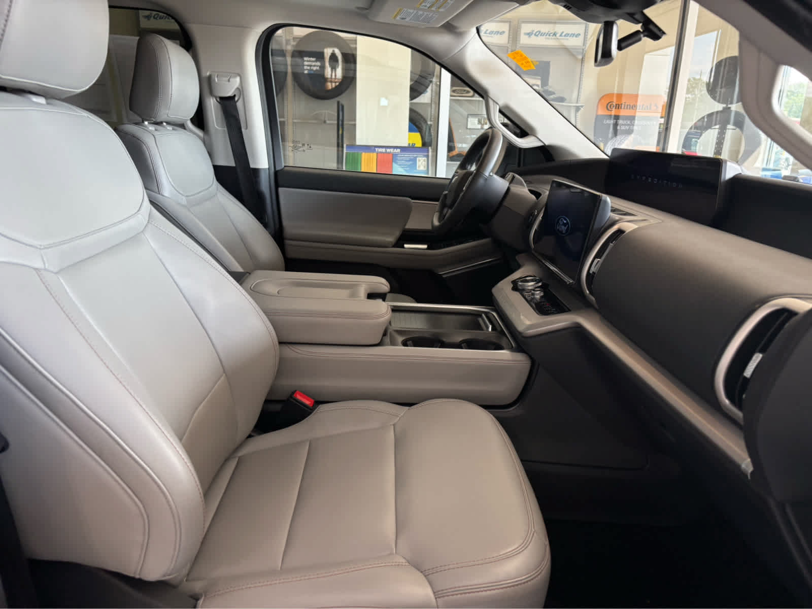 Certified 2025 Ford Expedition Active AWD/4WD image 37