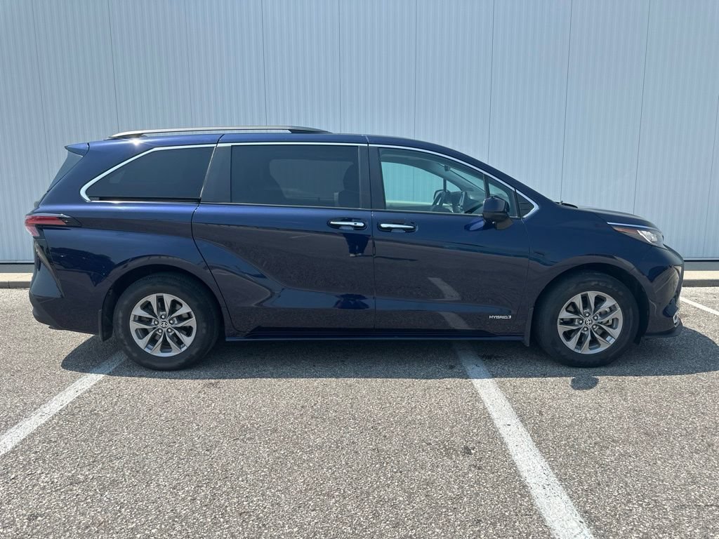 Used 2021 Toyota Sienna XLE w/ XLE Plus Package FWD image 9