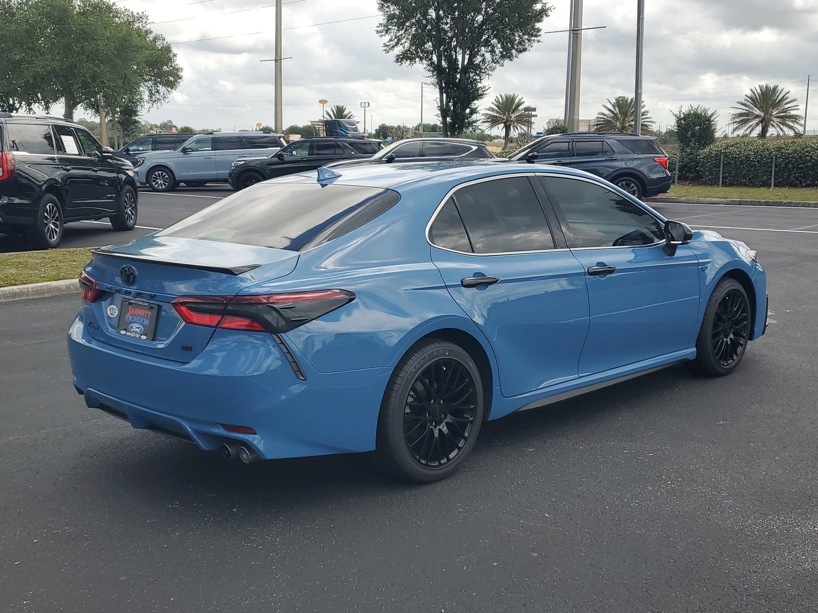 Used 2023 Toyota Camry SE FWD image 4
