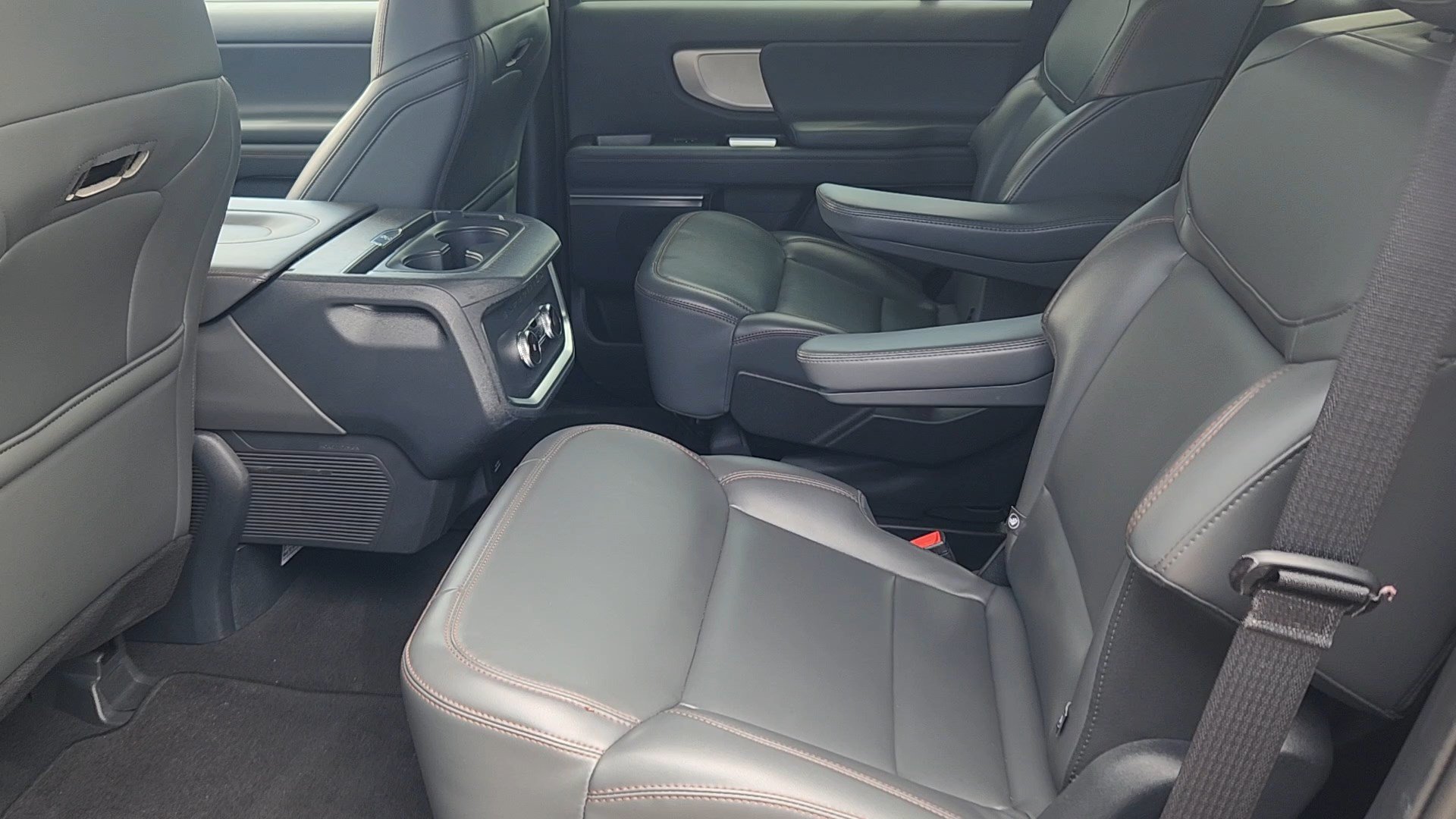 Certified 2025 Ford Expedition Active AWD/4WD image 22