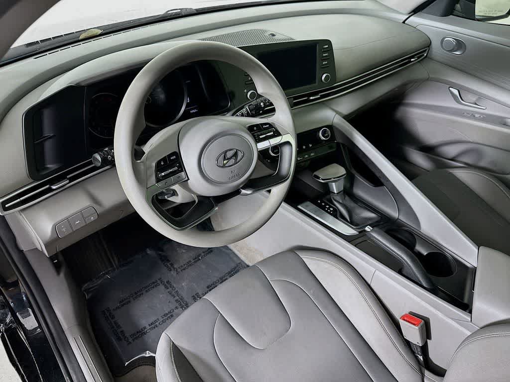 Used 2022 Hyundai Elantra SEL FWD image 2