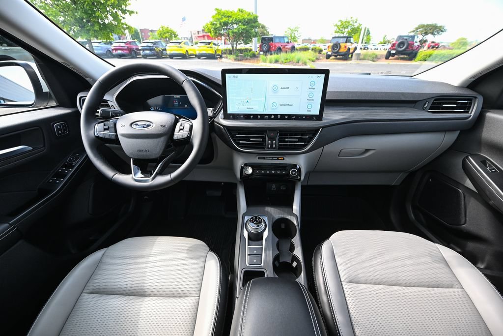 Certified 2024 Ford Escape Platinum w/ Class II Trailer Tow Package AWD/4WD image 30