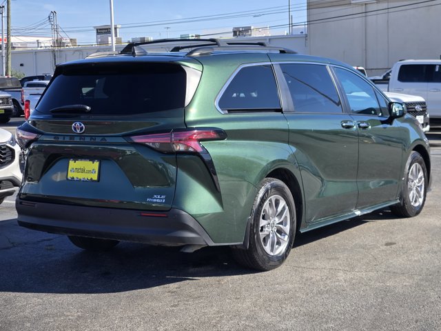 Used 2022 Toyota Sienna XLE image 3