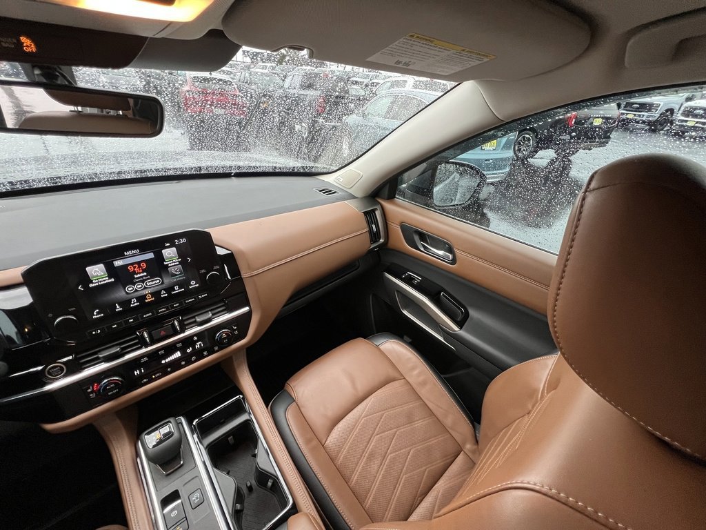 Used 2023 Nissan Pathfinder Platinum image 18