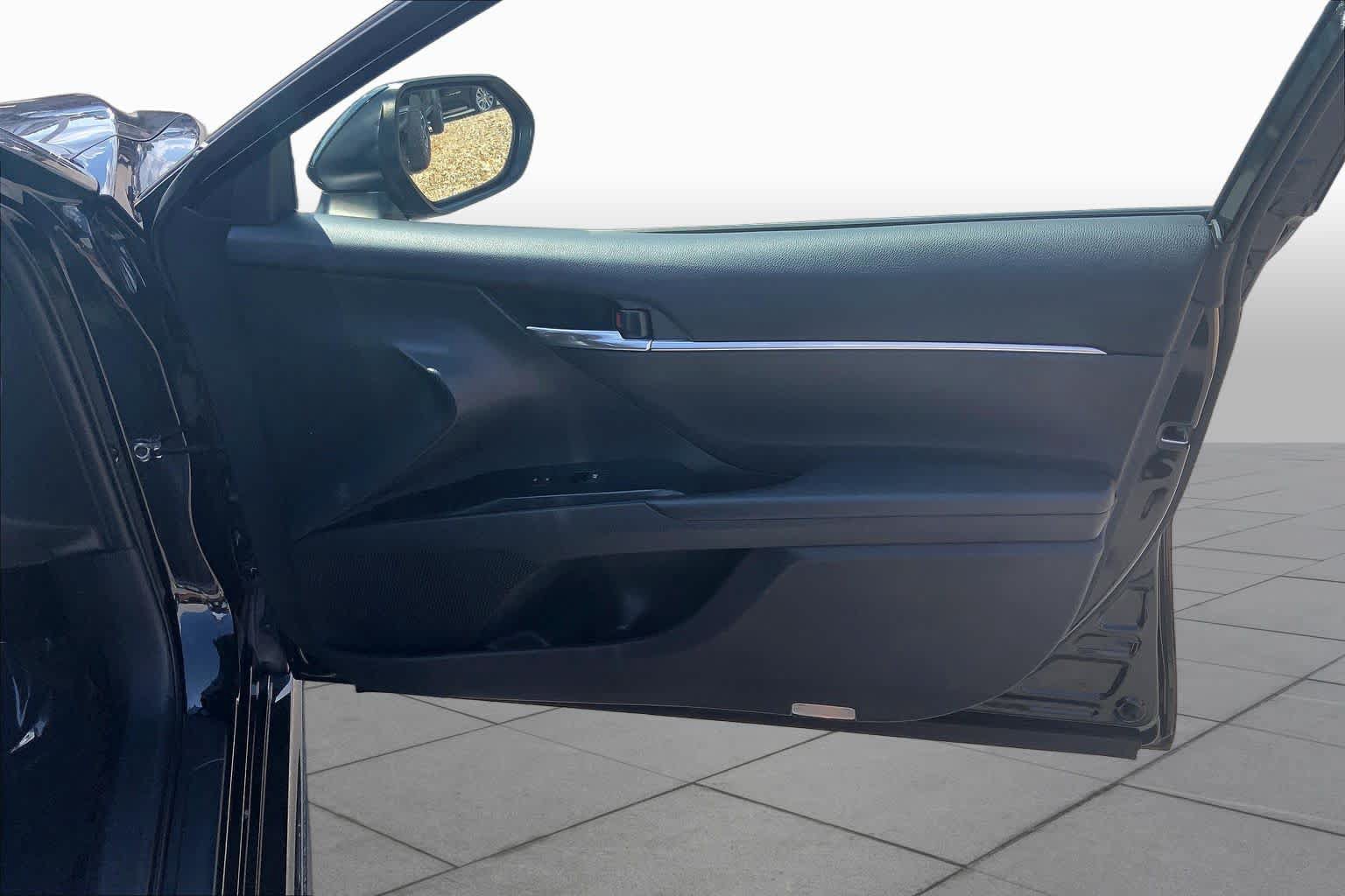 Used 2019 Toyota Camry SE w/ Convenience Package FWD image 23