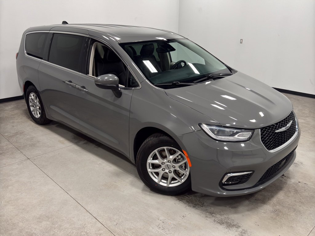 Used 2023 Chrysler Pacifica Touring-L image 35