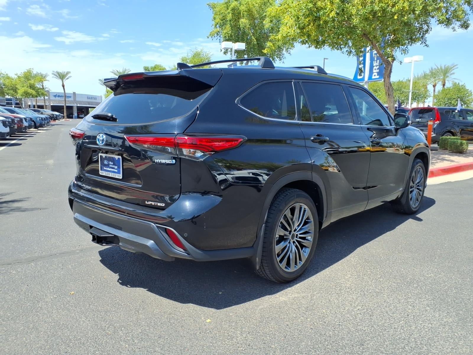 Used 2022 Toyota Highlander Limited AWD/4WD image 4