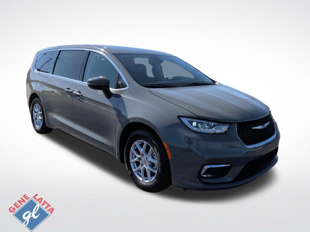 Used 2023 Chrysler Pacifica Touring-L FWD image 1