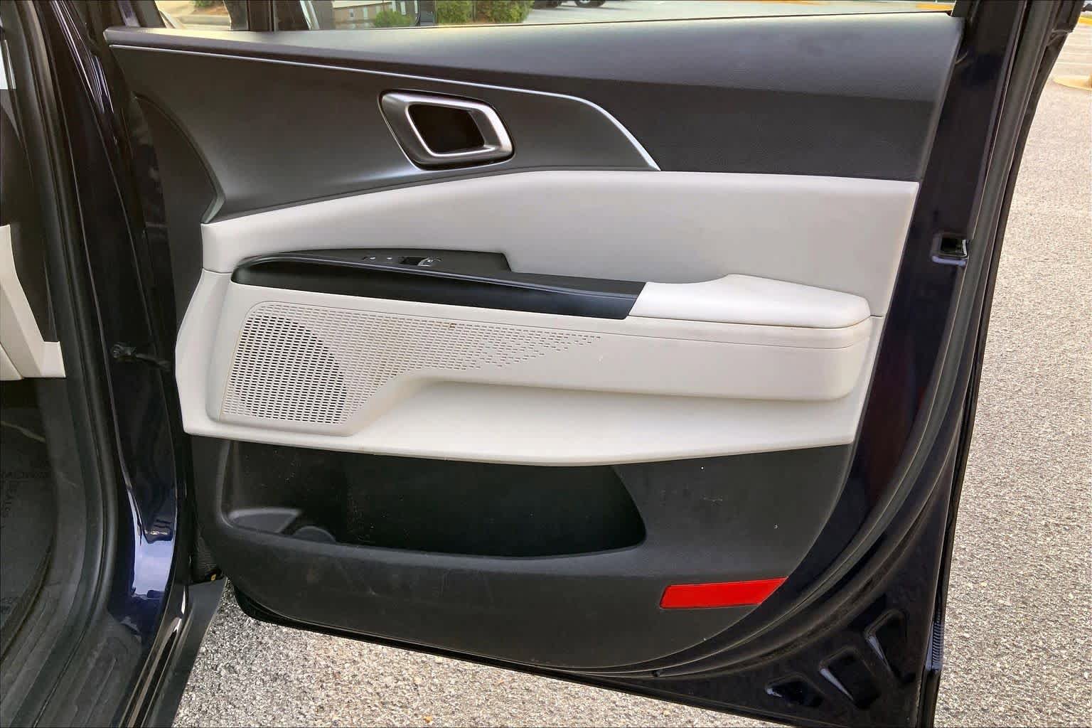 Used 2022 Kia Carnival LX FWD image 21