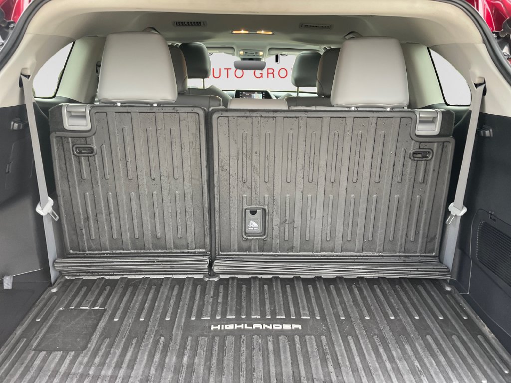 Used 2021 Toyota Highlander XLE AWD/4WD image 16