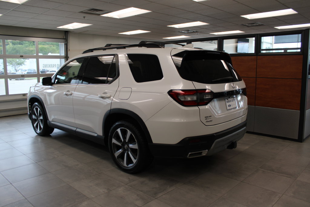 Used 2024 Honda Pilot Touring image 6