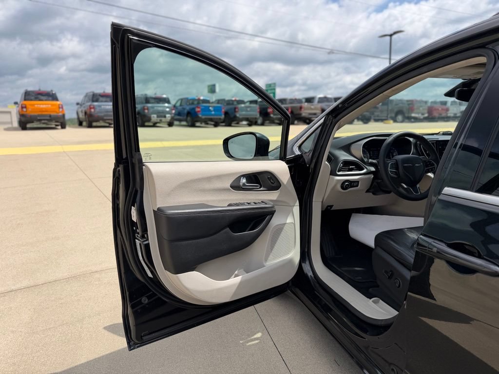 Used 2022 Chrysler Pacifica Touring-L FWD image 10