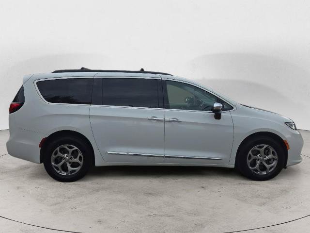 Used 2023 Chrysler Pacifica Limited AWD/4WD image 6