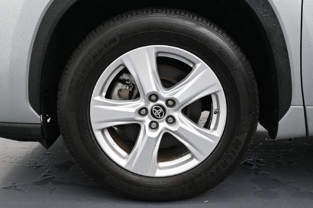 Used 2025 Toyota Highlander LE FWD image 9