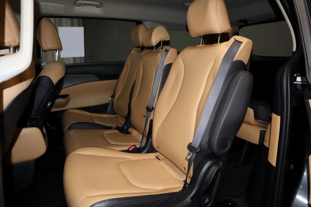 Used 2024 Kia Carnival LX FWD image 21