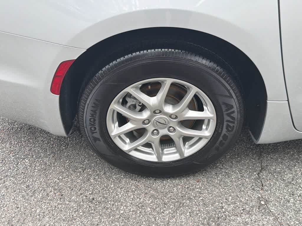 Used 2024 Chrysler Pacifica Touring-L FWD image 15