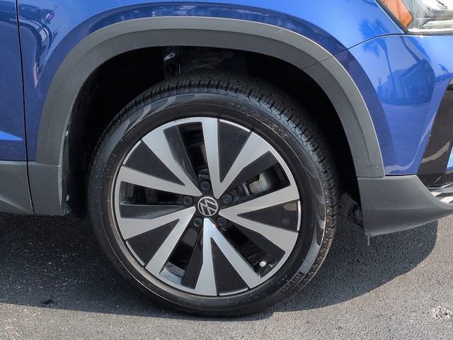 Used 2024 Volkswagen Taos SE w/ Panoramic Sunroof Package FWD image 11