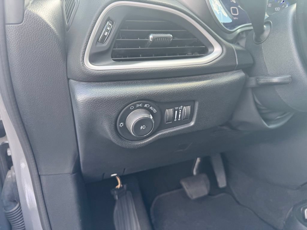 Used 2025 Chrysler Pacifica Select FWD image 4