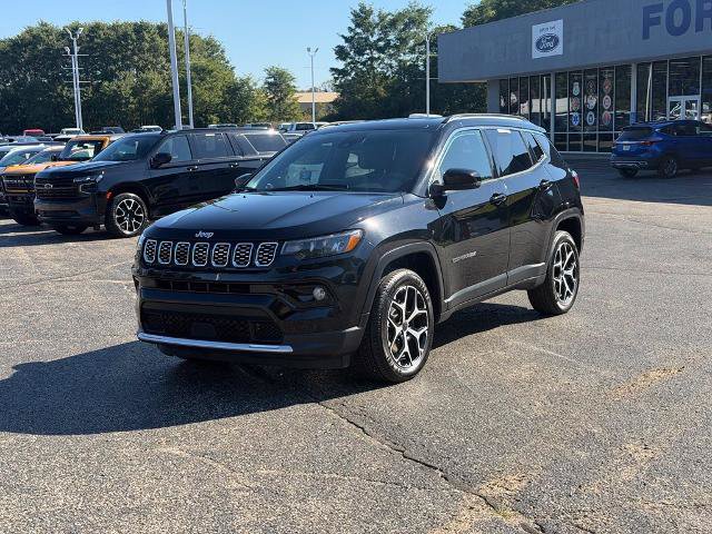 Used 2025 Jeep Compass Limited AWD/4WD image 3