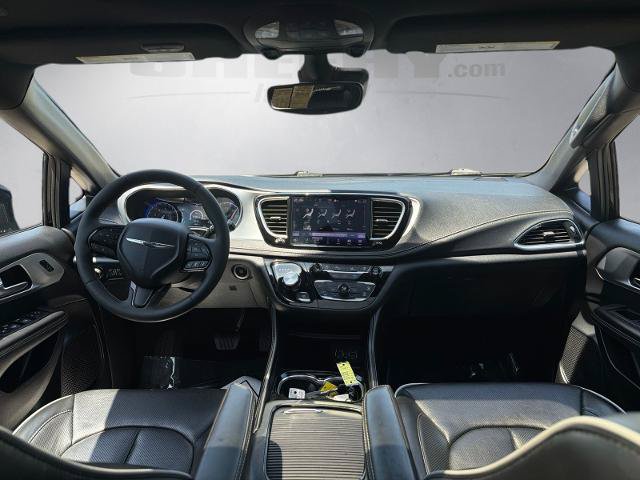 Used 2025 Chrysler Pacifica Limited FWD image 3