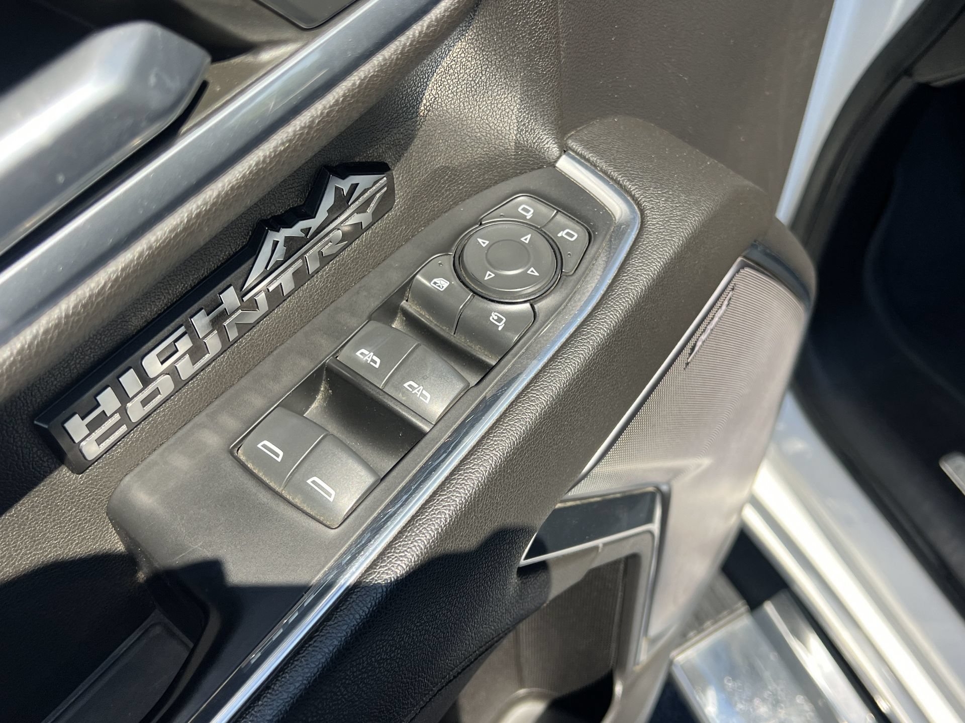 Used 2022 Chevrolet Silverado 1500 High Country w/ High Country Premium Package AWD/4WD image 16