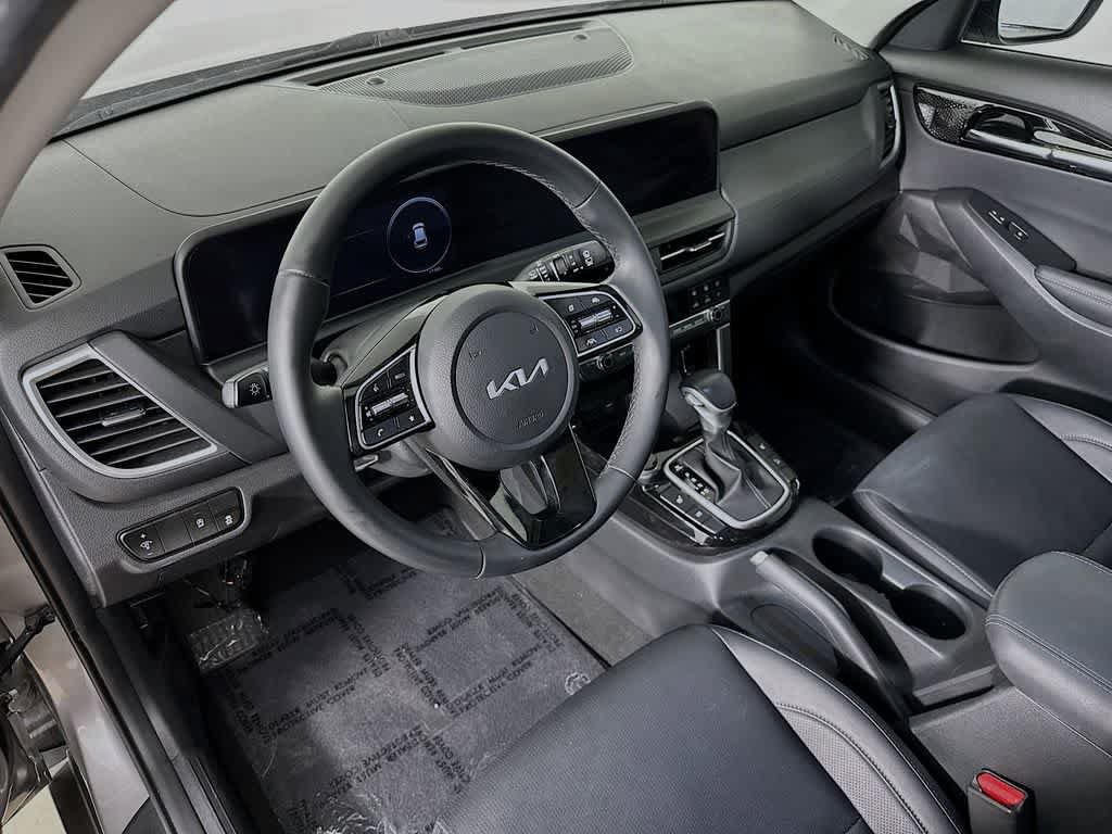 Used 2024 Kia Seltos EX FWD image 2