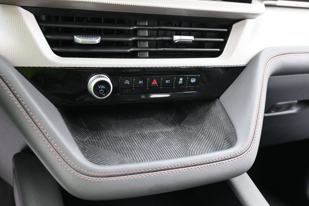 Certified 2025 Ford Explorer Active w/ Active Comfort Package AWD/4WD image 11