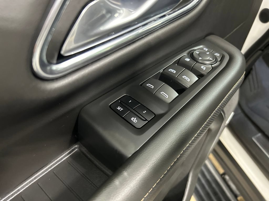 Used 2023 GMC Yukon XL AT4 w/ AT4 Premium Package AWD/4WD image 16