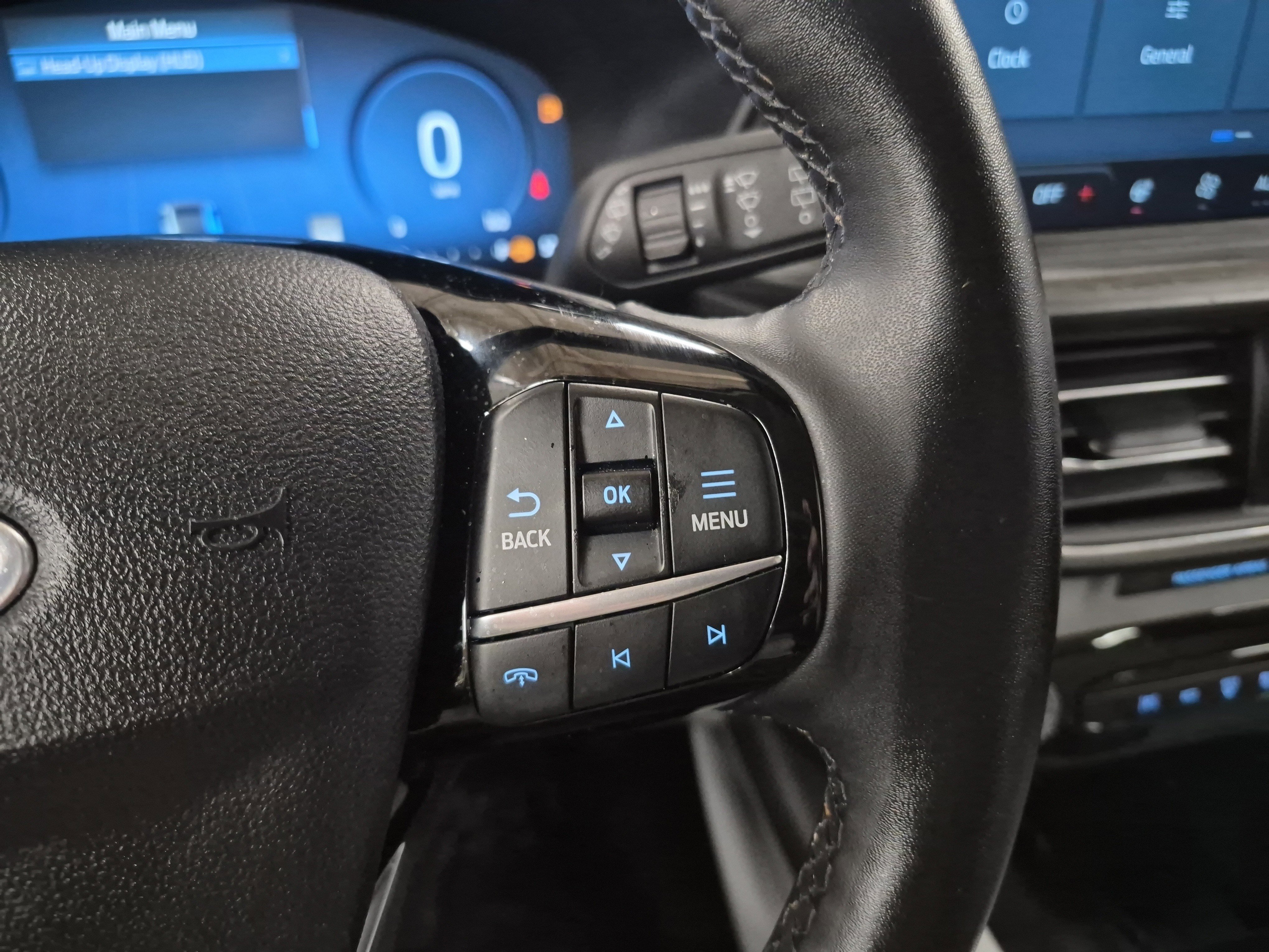 Certified 2025 Ford Escape SE w/ PHEV Premium Package image 27