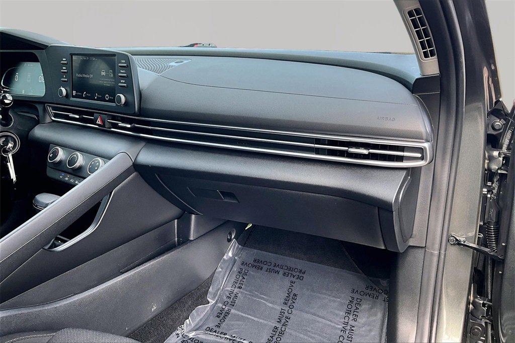 Used 2025 Hyundai Elantra SE w/ Cargo Package image 17