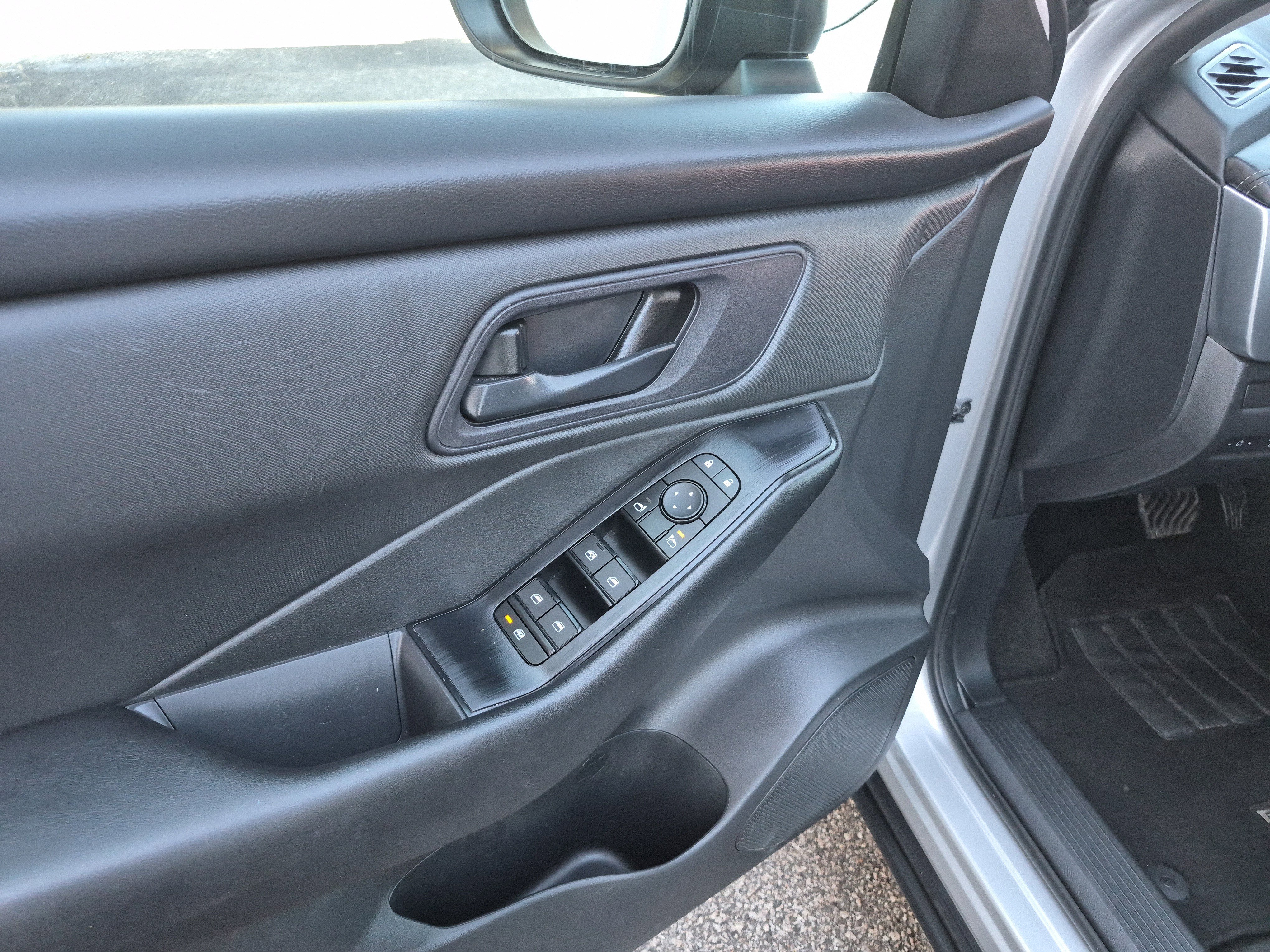 Used 2024 Nissan Rogue S image 9