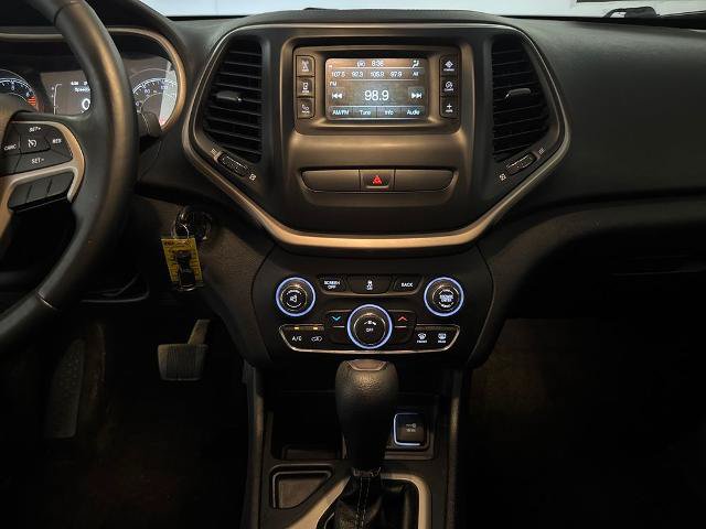 Used 2017 Jeep Cherokee Latitude w/ Cold Weather Group FWD image 24