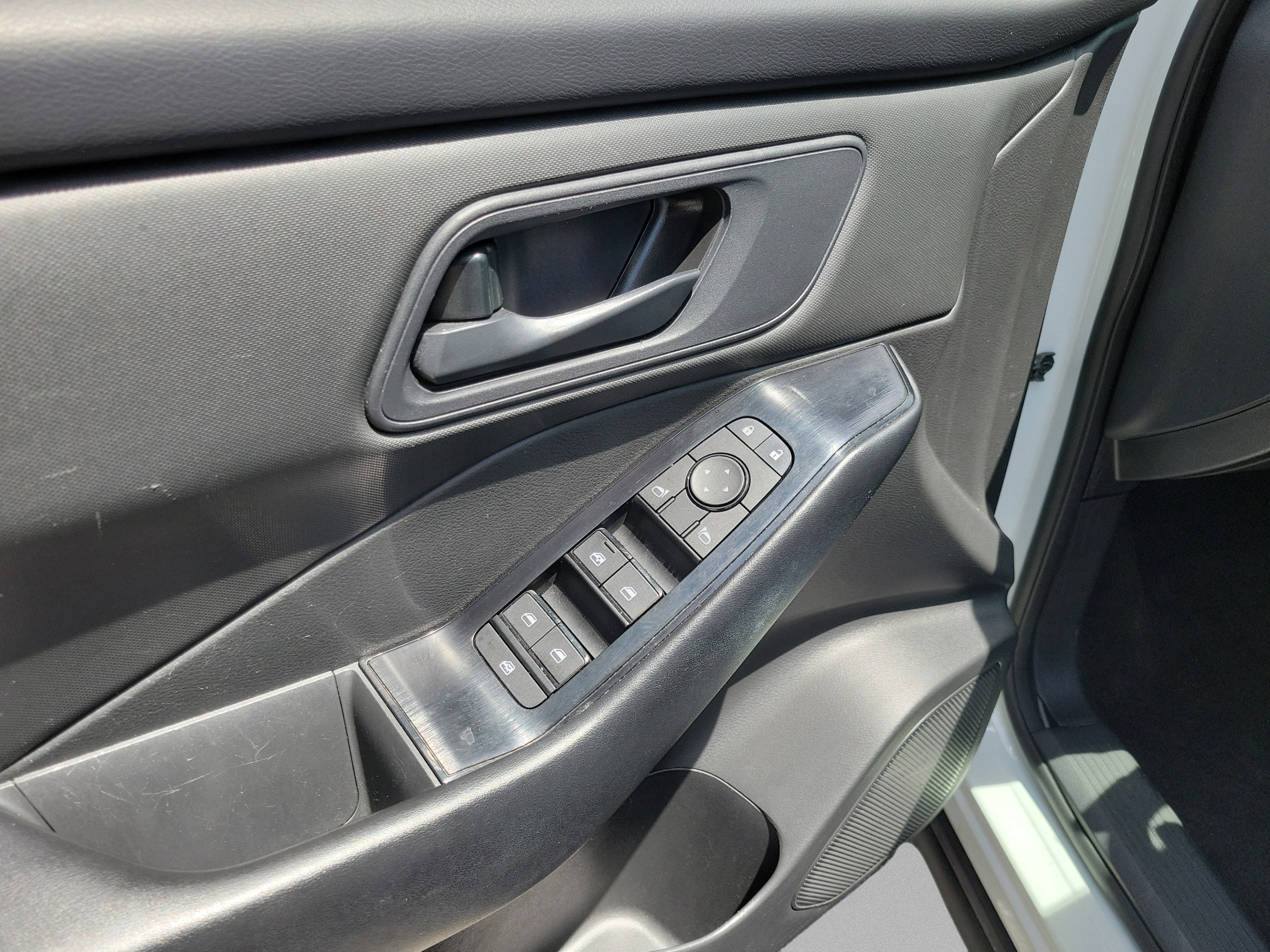 Used 2024 Nissan Rogue S AWD/4WD image 15
