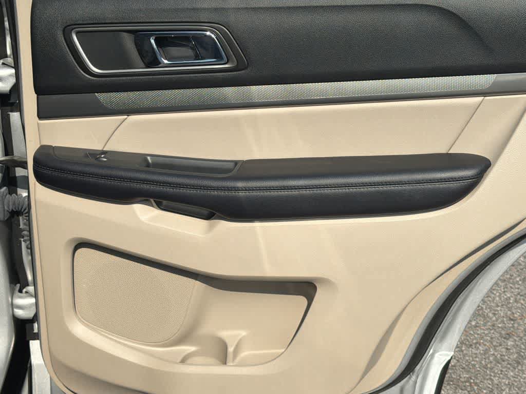 Certified 2018 Ford Explorer XLT w/ Equipment Group 202A FWD image 15