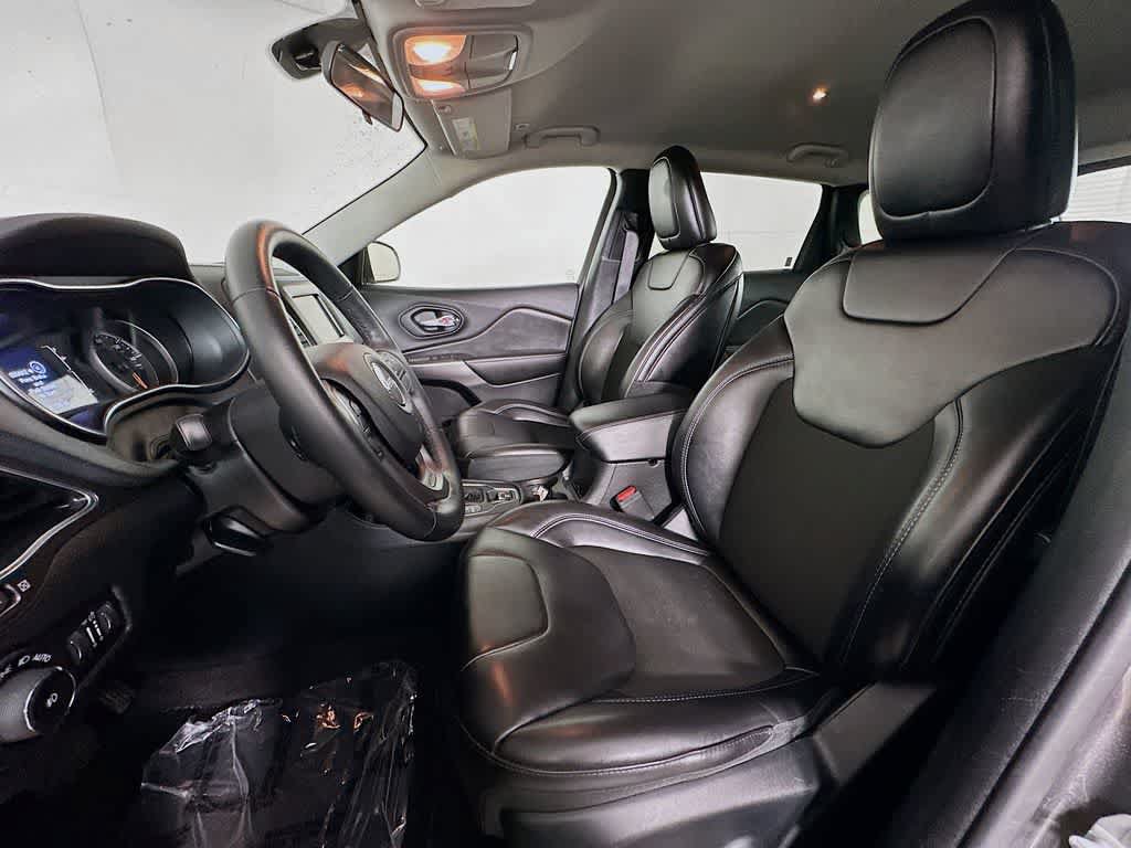 Used 2019 Jeep Cherokee Latitude Plus w/ Cold Weather Group AWD/4WD image 12